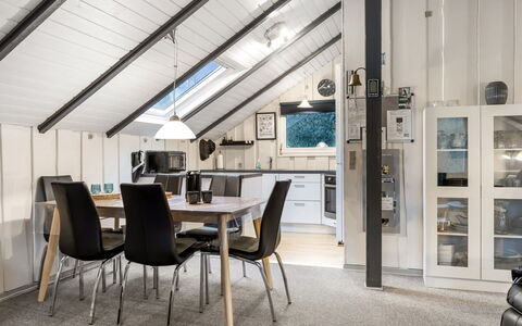 Liljana - 30Km from the Sea: Mobilia, Interior Design, Pavimentazione, Legna, Pavimento, Soffitto, Pavimento In Legno, Sedia, Tavolo, Illuminazione