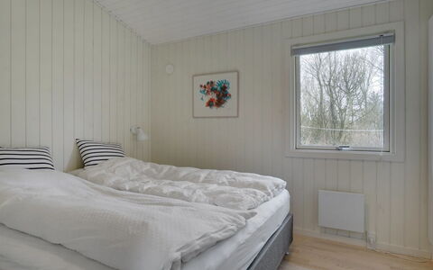 Brune - 30Km from the Sea: Legna, Camera Da Letto, Pavimento, Bedding, Lenzuolo, Letto, Telaio Del Letto, Plank, Soffitto, Latifoglie