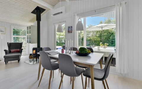 Brune - 30Km from the Sea: Legna, Pavimentazione, Interior Design, Mobilia, Casa, Pavimento In Legno, Pavimento, Cucina & Sala Da Pranzo Tavolo, Soggiorno, Sedia