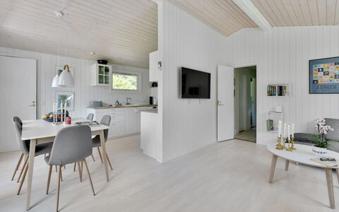 Brune - 30Km from the Sea: Legna, Pavimentazione, Pavimento, Interior Design, Pavimento In Legno, Casa, Soffitto, Pavimento Laminato, Soggiorno, Camera