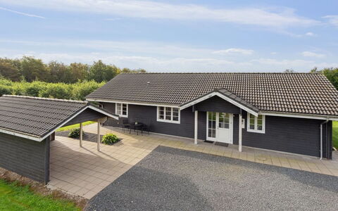 Quanna - 30Km from the Sea: Architettura, Tetto, Casa, Materiale Composito, Illuminazione Diurna, Raccordo, Driveway