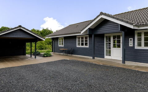 Quanna - 30Km from the Sea: Architettura, Tetto, Casa, Materiale Composito, Illuminazione Diurna, Raccordo, Driveway