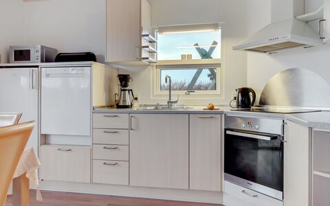 Clarissa - 300M from the Sea: Elettrodomestico Da Cucina, Cucina, Controsoffitto, Interior Design, Pavimentazione, Apparecchio Major, Mobilia, Cabinetry, Legna, Elettrodomestico