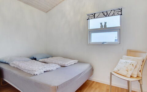 Clarissa - 300M from the Sea: Pavimento, Pavimentazione, Legna, Camera Da Letto, Interior Design, Lenzuolo, Letto, Bedding, Illuminazione, Mobilia