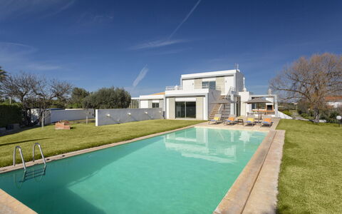 Almond Tree: Acqua, Pianta, Nube, Costruzione, Cielo, Proprietà, Piscina, Azzurro, Shade, Rettangolo