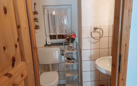 Grossschönau 112: Marrone, Specchio, Proprietà, Idraulico Fixture, Toilet Seat, Gabinetto, Lavandino Del Bagno, Bagno, Interior Design, Legna
