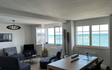 Vue Eméraude: Tavolo, Mobilia, Divano, Proprietà, Finestra, Azzurro, Costruzione, Illuminazione, Interior Design, Legna