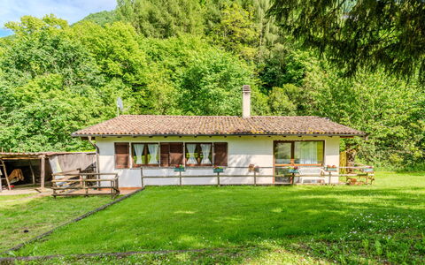 Lucia: Erba, Albero, Casa, Villetta, Area Rurale, Arbusto, Tetto, Casa, Pascolo