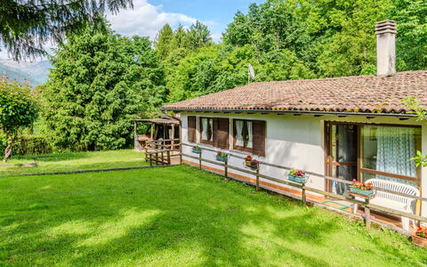 Lucia: Villetta, Casa, Arbusto, Area Rurale, Casa, Tetto, Agriturismo, Giardino, Estate, Prato