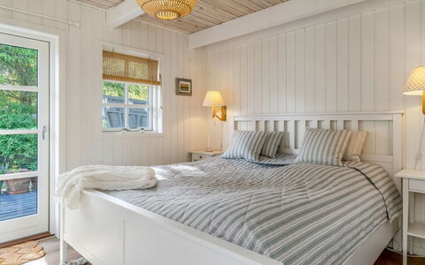 Gunnulf - 750M from the Sea: Mobilia, Interior Design, Camera Da Letto, Letto, Legna, Pavimentazione, Soffitto, Pavimento, Bedding, Lenzuolo