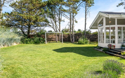 Gunnulf - 750M from the Sea: Erba, Giardino, Arbusto, Prato, Lotto, Casa, Groundcover, Villetta, Shade