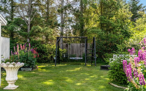 Gunnulf - 750M from the Sea: Verde, Giardino, Arbusto, Comunita 'Impianto, Prato, Backyard, Groundcover, Primavera, Shade
