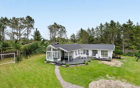 Gunnulf - 750M from the Sea: Casa, Estate, Prato, Giardino, Landscaping, Cortile, Driveway, Agriturismo, Villa, Backyard