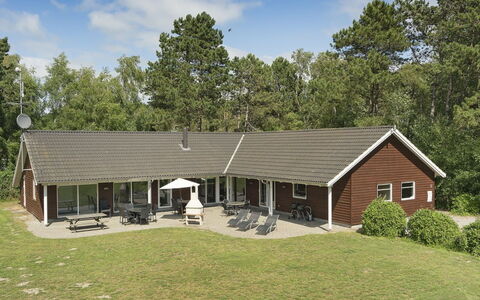 Hughe - 300M from the Sea: Tetto, Casa, Casa, Villetta, Porta, Raccordo, Deck, Portico, Plank, Latifoglie