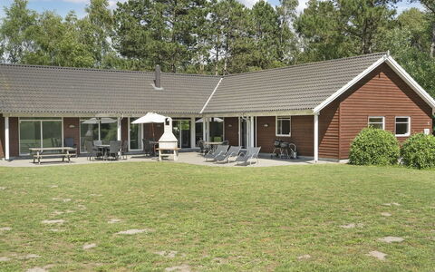 Hughe - 300M from the Sea: Tetto, Casa, Casa, Villetta, Porta, Raccordo, Deck, Portico, Plank, Latifoglie