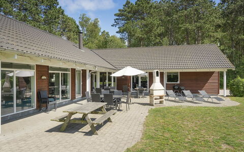 Hughe - 300M from the Sea: Tetto, Casa, Casa, Villetta, Porta, Raccordo, Deck, Portico, Plank, Latifoglie