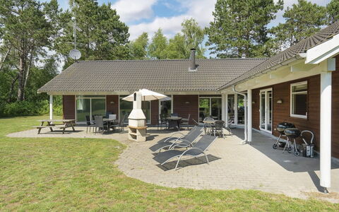 Hughe - 300M from the Sea: Tetto, Casa, Casa, Villetta, Porta, Raccordo, Deck, Portico, Plank, Latifoglie