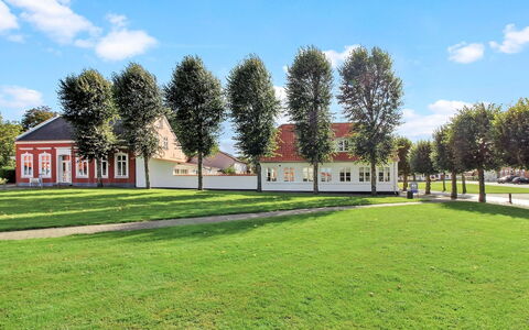 Reeta - 32Km from the Sea: Tetto, Casa, Lotto, Casa, Villetta, Estate, Edifici Giardino, Shade, Log Cabin, Landscaping
