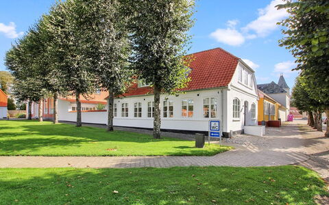 Reeta - 32Km from the Sea: Tetto, Casa, Lotto, Casa, Villetta, Estate, Edifici Giardino, Shade, Log Cabin, Landscaping