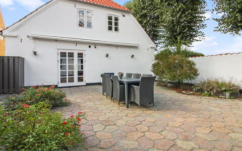 Reeta - 32Km from the Sea: Tetto, Casa, Lotto, Casa, Villetta, Estate, Edifici Giardino, Shade, Log Cabin, Landscaping