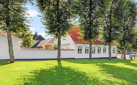 Reeta - 32Km from the Sea: Tetto, Casa, Lotto, Casa, Villetta, Estate, Edifici Giardino, Shade, Log Cabin, Landscaping