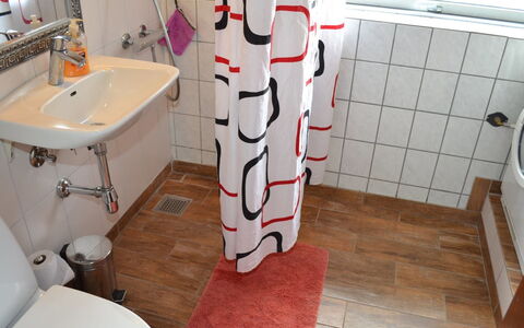 Claudia: Bagno, Lavandino Del Bagno, Idraulico Fixture, Pavimentazione, Lavello, Pavimento, Gabinetto, Toilet Seat, Interior Design, Rubinetto
