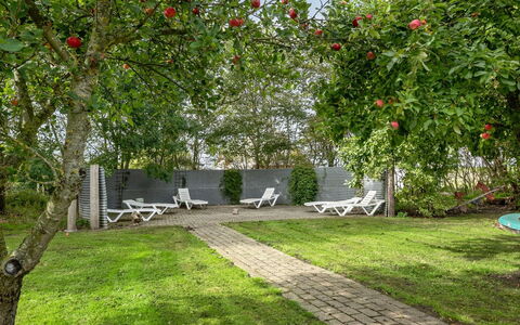 Tilla - 600M from the Sea: Blu, Arbusto, Villetta, Groundcover, Giardino, Estate, Shade, Landscaping, Agriturismo, Eco Hotel