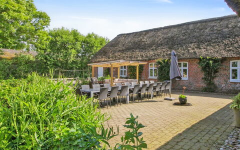Tilla - 600M from the Sea: Blu, Arbusto, Villetta, Groundcover, Giardino, Estate, Shade, Landscaping, Agriturismo, Eco Hotel