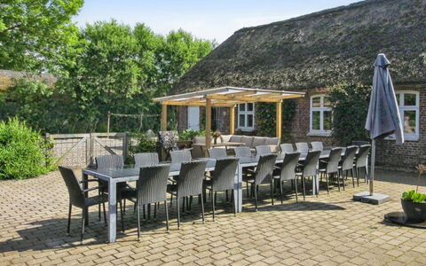 Tilla - 600M from the Sea: Blu, Arbusto, Villetta, Groundcover, Giardino, Estate, Shade, Landscaping, Agriturismo, Eco Hotel