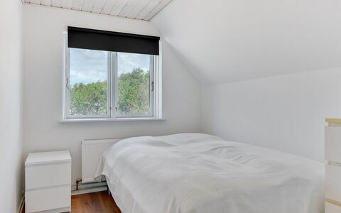 Iina - 13Km from the Sea: Interior Design, Camera Da Letto, Letto, Soffitto, Legna, Pavimentazione, Pavimento, Bedding, Lenzuolo, Mobilia