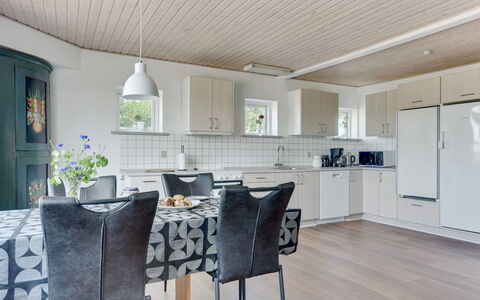 Iina - 13Km from the Sea: Mobilia, Interior Design, Legna, Pavimentazione, Soffitto, Pavimento, Cucina & Sala Da Pranzo Tavolo, Cucina, Casa, Controsoffitto
