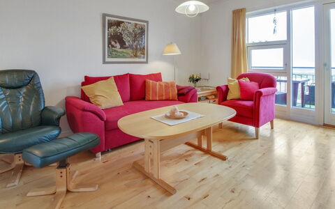 Arngerus: Mobilia, Pavimentazione, Interior Design, Legna, Pavimento, Divano, Tavolo, Soggiorno, Sedia, Camera