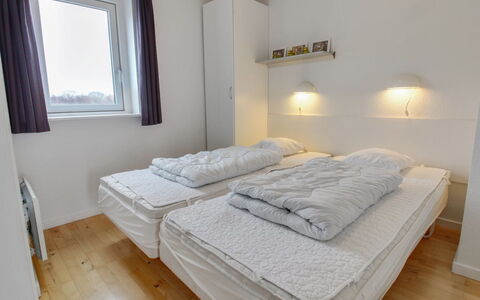 Arngerus: Letto, Camera Da Letto, Parete, Bedding, Lenzuolo, Legna, Pavimento, Interior Design, Soffitto, Pavimentazione