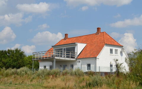 Ammy - 7.5Km from the Sea: Zona Residenziale, Tetto, Sobborgo, Driveway, Estate, Camino