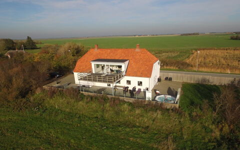 Ammy - 7.5Km from the Sea: Zona Residenziale, Tetto, Sobborgo, Driveway, Estate, Camino