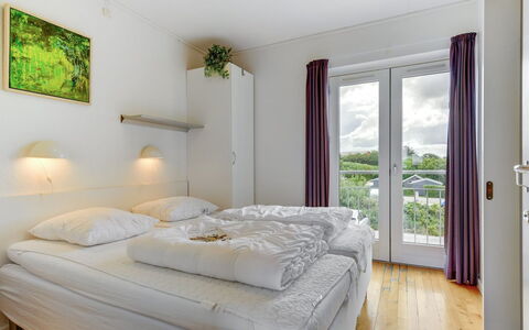 Sofija: Camera Da Letto, Interior Design, Letto, Casa, Soffitto, Pavimento, Appartamento, Bedding, Lenzuolo, Telaio Del Letto