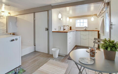 Segut: Mobilia, Interior Design, Sedia, Pavimentazione, Tavolo, Ricorrere, Pavimento, Soffitto, Camera, Eco Hotel
