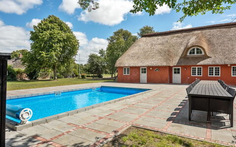 Alitta - 27Km from the Sea: Tetto, Casa, Lotto, Casa, Villetta, Estate, Edifici Giardino, Shade, Log Cabin, Landscaping