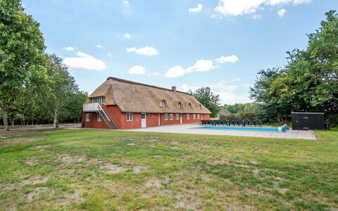 Alitta - 27Km from the Sea: Tetto, Casa, Lotto, Casa, Villetta, Estate, Edifici Giardino, Shade, Log Cabin, Landscaping