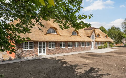 Alitta - 27Km from the Sea: Tetto, Casa, Lotto, Casa, Villetta, Estate, Edifici Giardino, Shade, Log Cabin, Landscaping