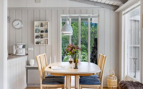 Saima - 25Km from the Sea: Mobilia, Interior Design, Legna, Pavimentazione, Sala Da Pranzo, Tavolo, Soffitto, Sedia, Pavimento, Cucina & Sala Da Pranzo Tavolo