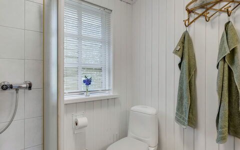 Saima - 25Km from the Sea: Bagno, Toilet Seat, Idraulico Fixture, Gabinetto, Interior Design, Pavimentazione, Pavimento, Idraulico, Rubinetto, Soffitto
