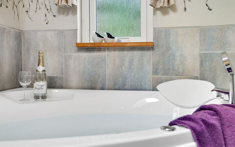 Aletta - 25Km from the Sea: Idraulico Fixture, Interior Design, Pavimentazione, Bagno, Rubinetto, Idraulico, Pavimento, Piastrella, Vasca Da Bagno, Lavello