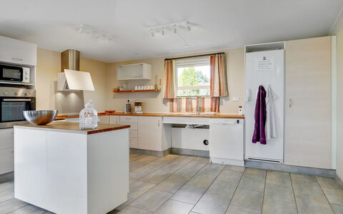 Aletta - 25Km from the Sea: Controsoffitto, Cucina, Pavimentazione, Mobilia, Interior Design, Cabinetry, Legna, Elettrodomestico Da Cucina, Pavimento, Soffitto