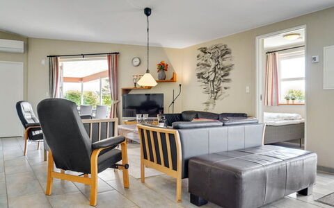 Aletta - 25Km from the Sea: Mobilia, Interior Design, Pavimentazione, Legna, Pavimento, Divano, Soggiorno, Camera, Soffitto, Sedia