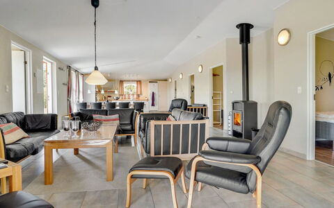 Aletta - 25Km from the Sea: Mobilia, Interior Design, Pavimentazione, Legna, Soffitto, Pavimento, Camera, Sedia, Divano, Soggiorno