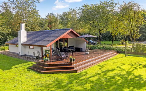 Carlene - 25Km from the Sea: Mobilia, Interior Design, Pavimentazione, Legna, Pavimento, Soffitto, Pavimento In Legno, Sedia, Tavolo, Illuminazione