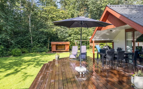 Carlene - 25Km from the Sea: Mobilia, Interior Design, Pavimentazione, Legna, Pavimento, Soffitto, Pavimento In Legno, Sedia, Tavolo, Illuminazione