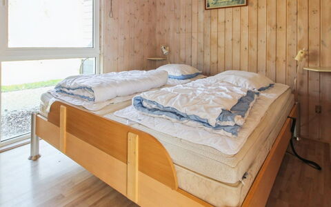 Edy - 25Km from the Sea: Letto, Camera Da Letto, Mobilia, Lenzuolo, Bedding, Pavimento, Pavimentazione, Interior Design, Legna, Camera
