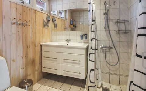 Edy - 25Km from the Sea: Pavimentazione, Idraulico Fixture, Bagno, Interior Design, Pavimento, Legna, Lavello, Lavandino Del Bagno, Rubinetto, Idraulico